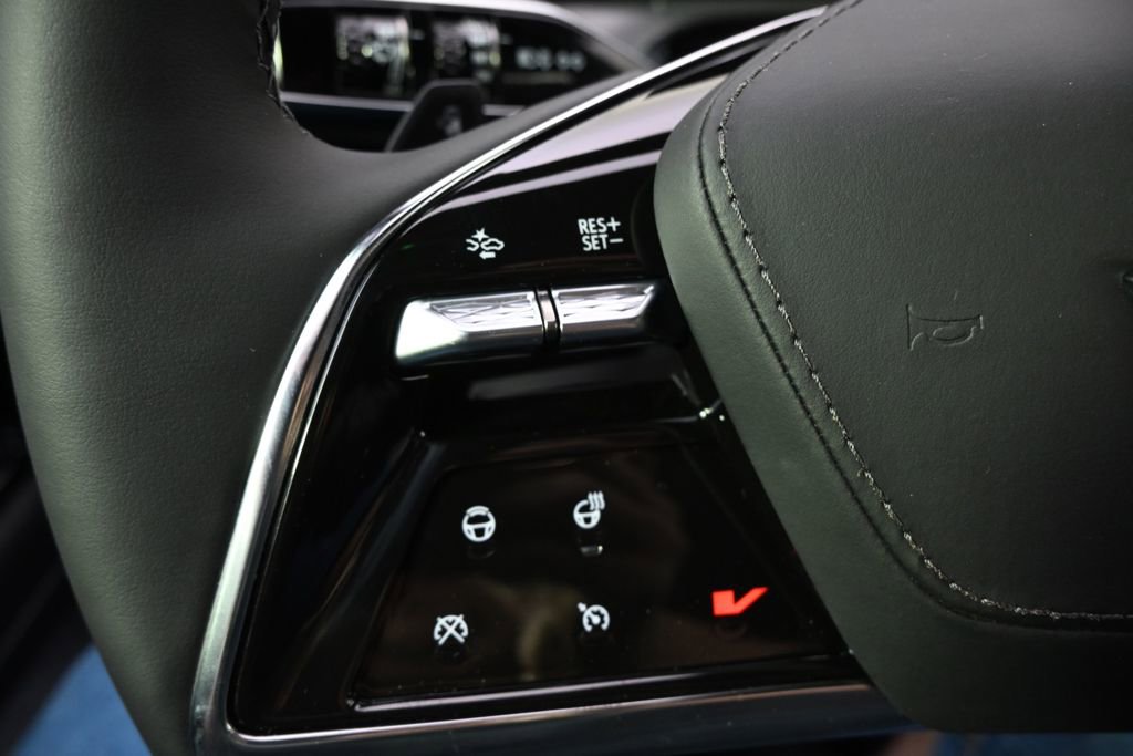 New 2026 Cadillac Vistiq Platinum w/ LPO, Floor Liner Package image 33