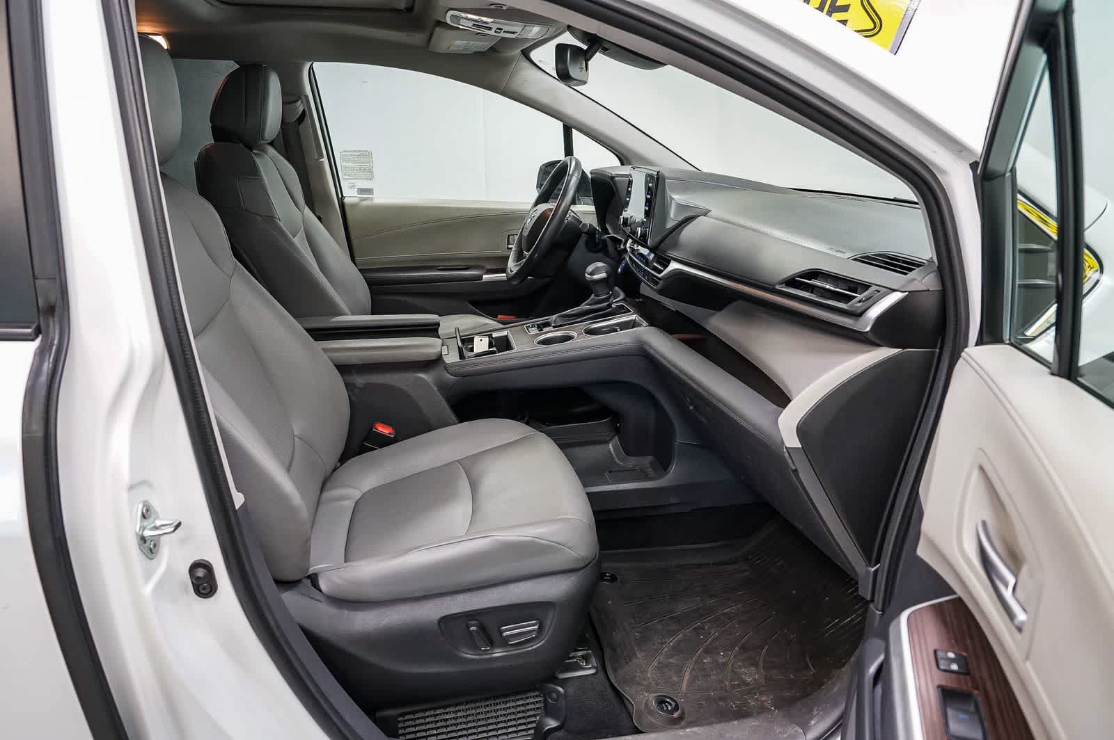 Used 2023 Toyota Sienna XLE FWD image 12
