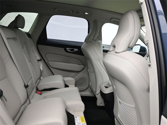 Used 2023 Volvo XC60 B5 Plus image 13