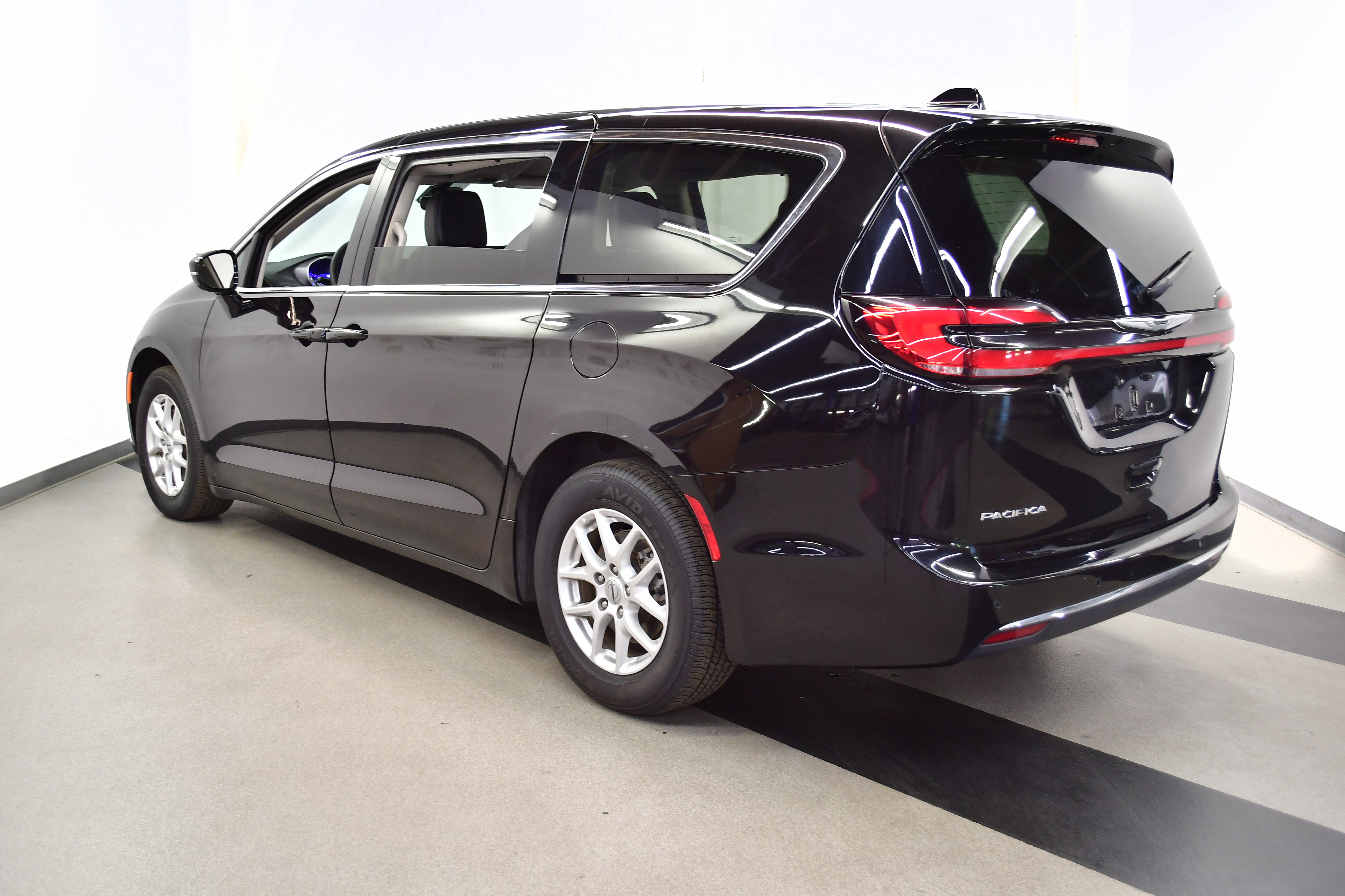 Used 2024 Chrysler Pacifica Touring-L FWD image 5