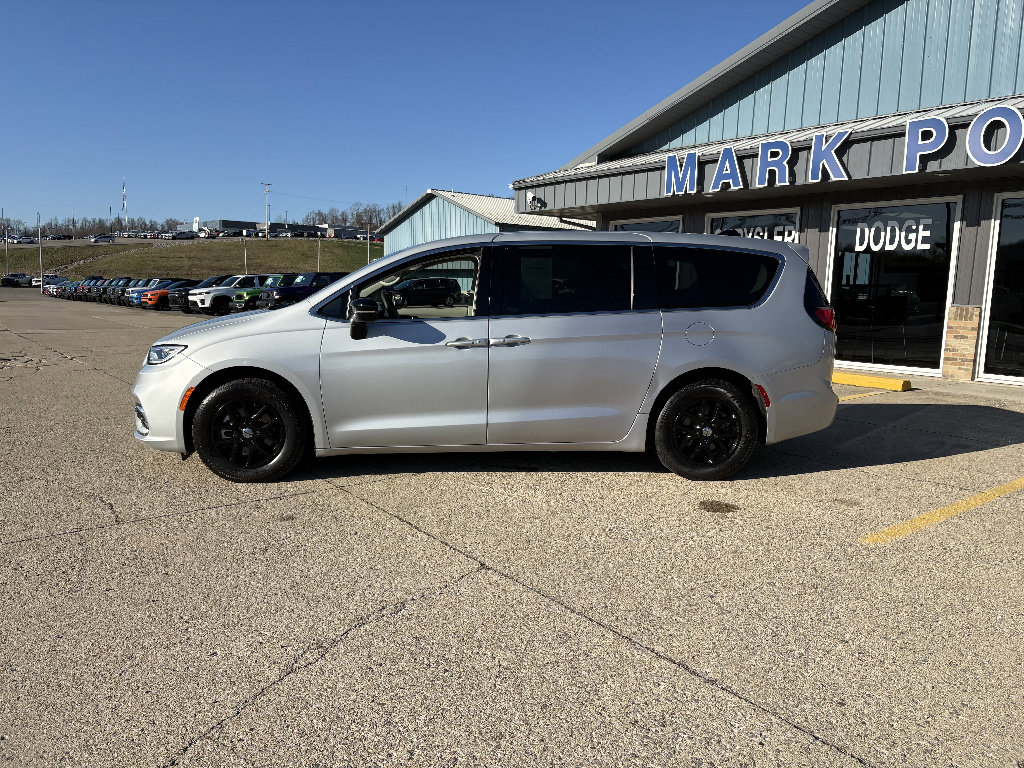 Used 2024 Chrysler Pacifica Touring-L image 2