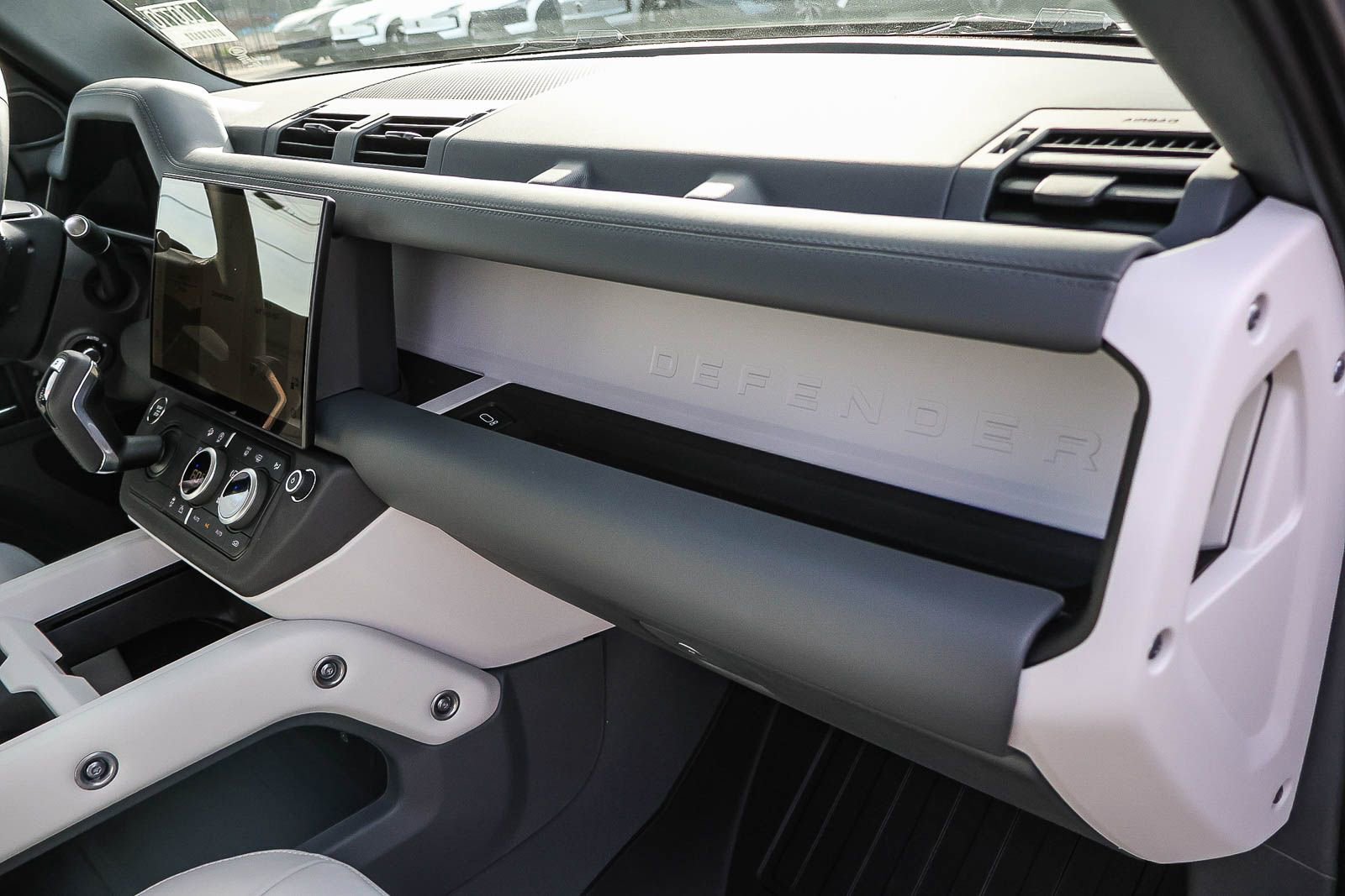 New 2026 Land Rover Defender 110 X-Dynamic SE image 18