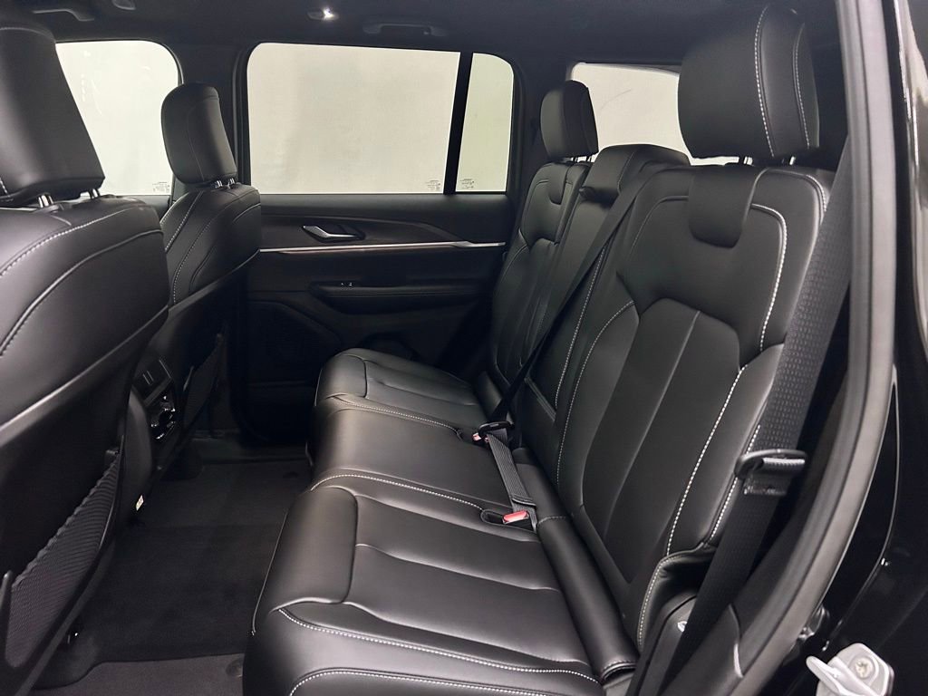 New 2025 Jeep Grand Cherokee Limited w/ Black Appearance Package AWD/4WD image 14