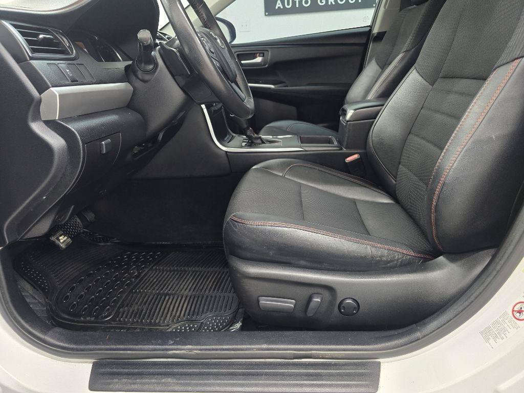 Used 2017 Toyota Camry SE w/ Moonroof Package FWD image 10