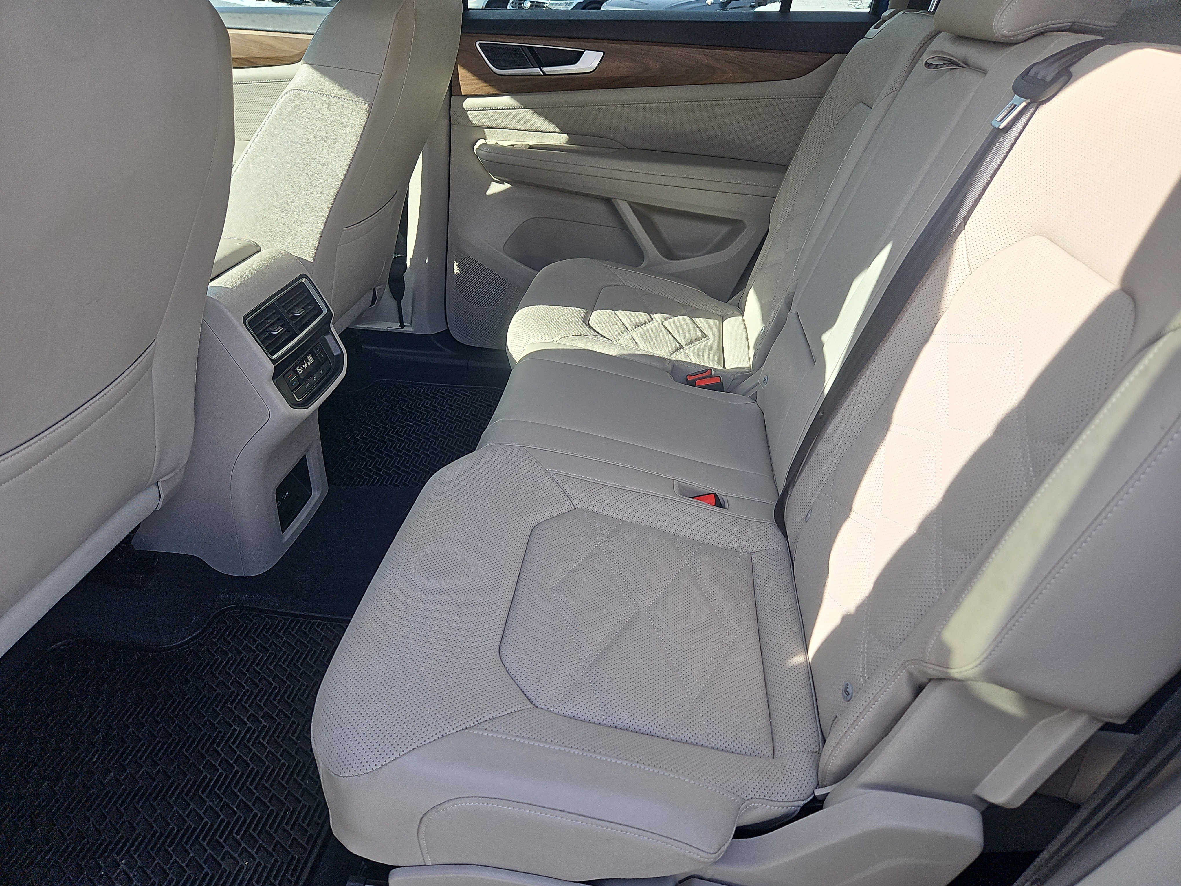 Used 2025 Volkswagen Atlas SE image 31