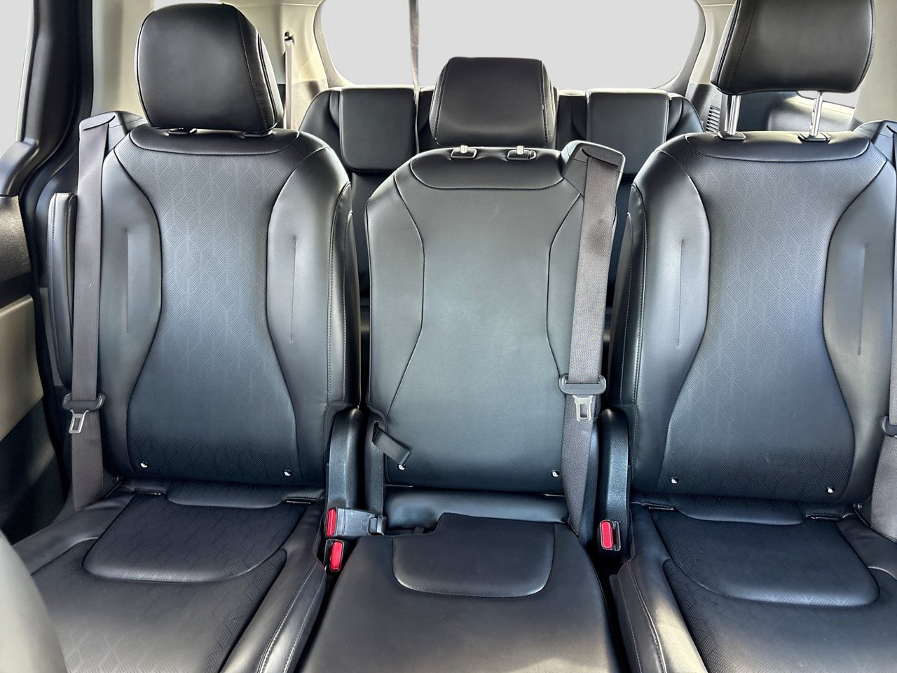 Used 2025 Kia Carnival FWD image 22