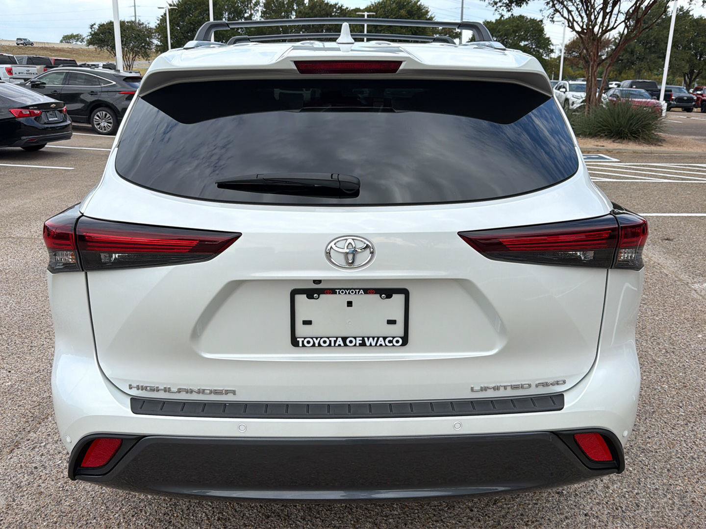 Used 2024 Toyota Highlander Limited AWD/4WD image 4