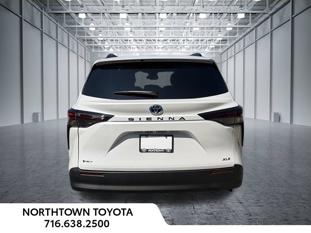 Used 2025 Toyota Sienna XLE w/ XLE Plus Package FWD image 7