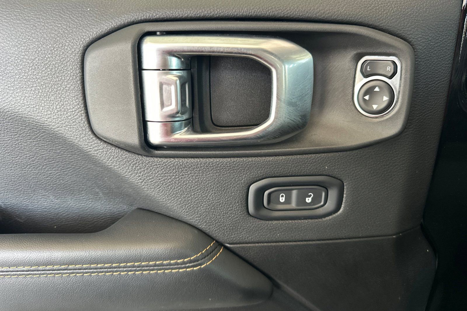 Used 2025 Jeep Wrangler Unlimited Sahara image 11