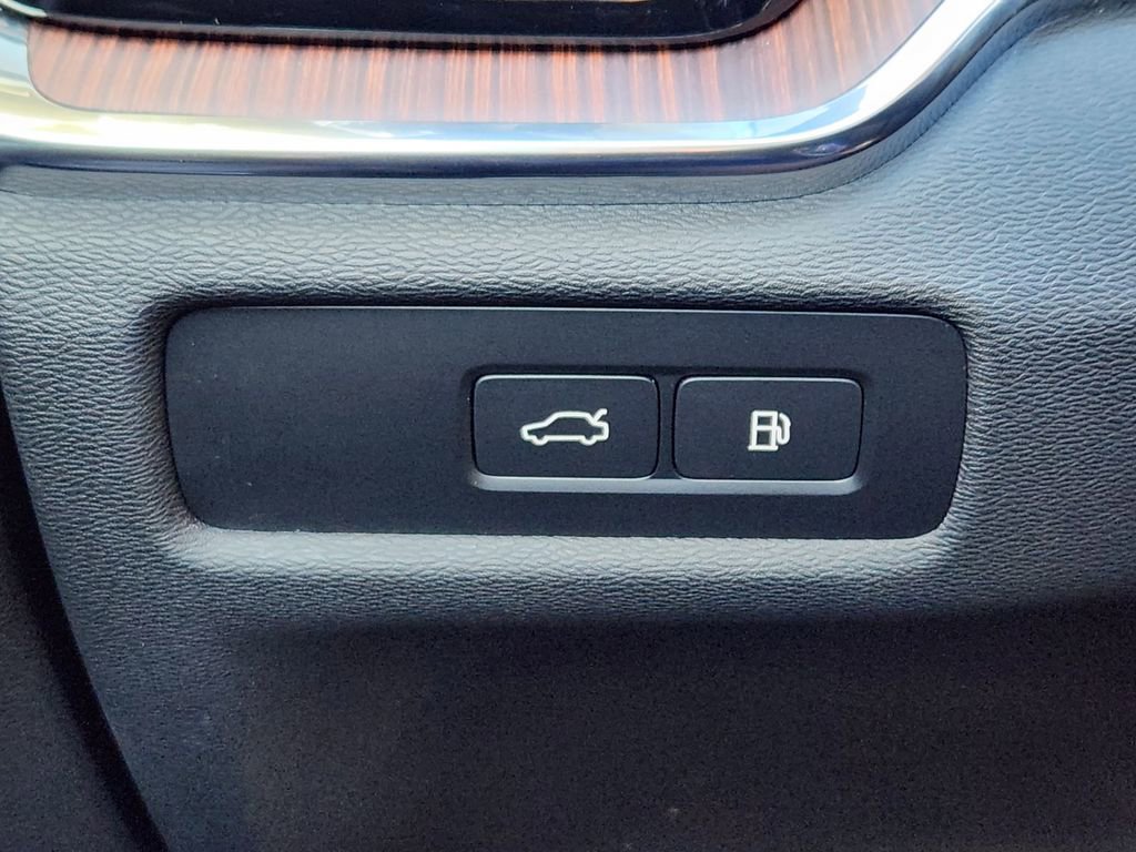 Used 2025 Volvo S60 T8 Plus image 13