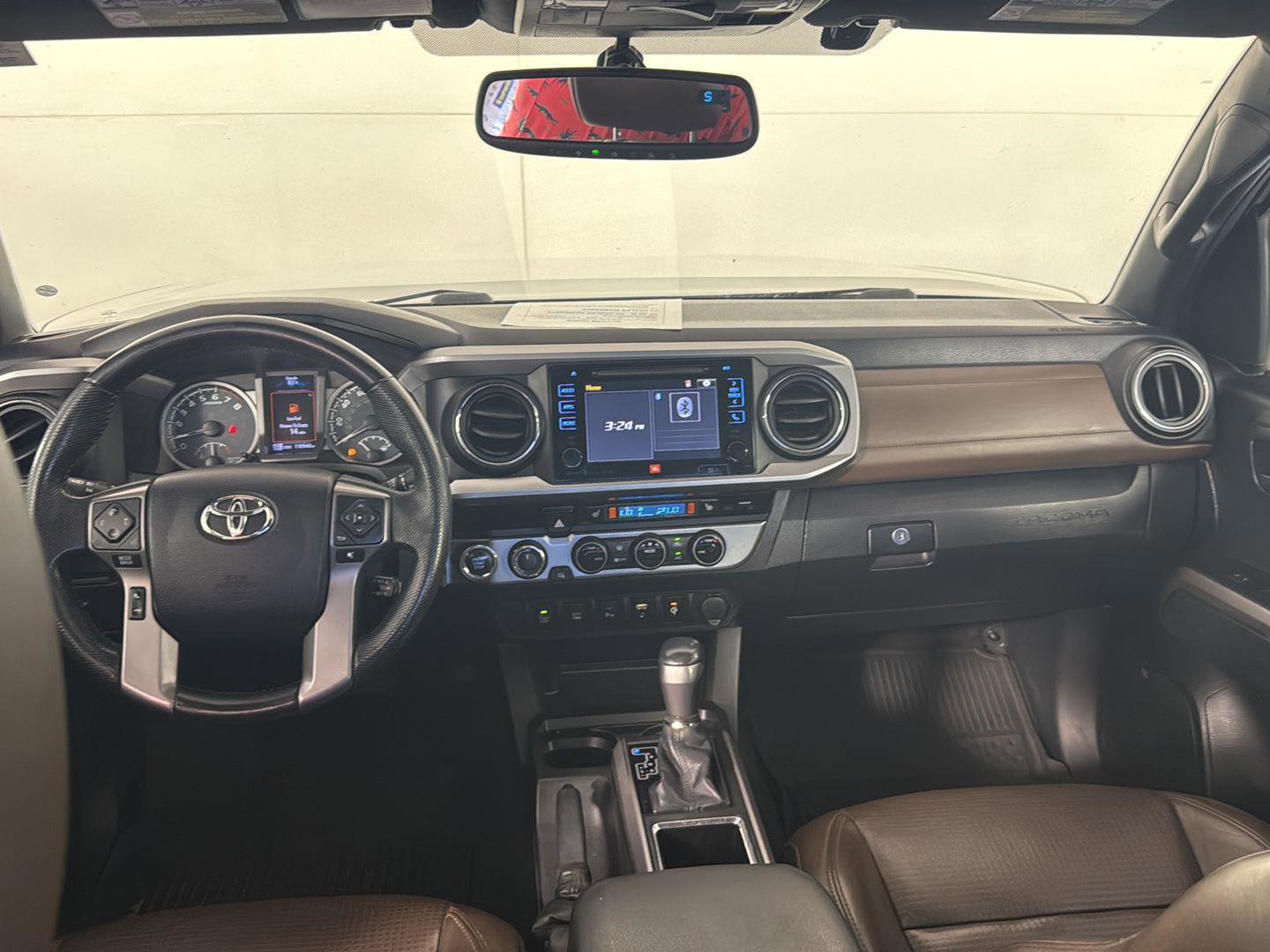 Used 2016 Toyota Tacoma Limited w/ Towing Package image 10