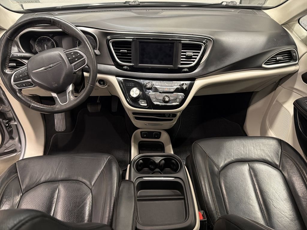 Used 2020 Chrysler Pacifica Touring-L image 4