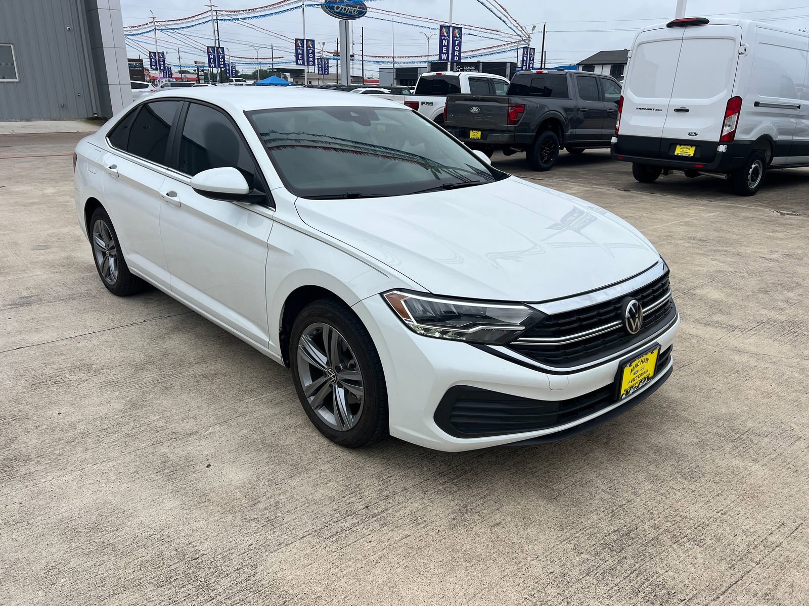 Used 2023 Volkswagen Jetta SE FWD image 1