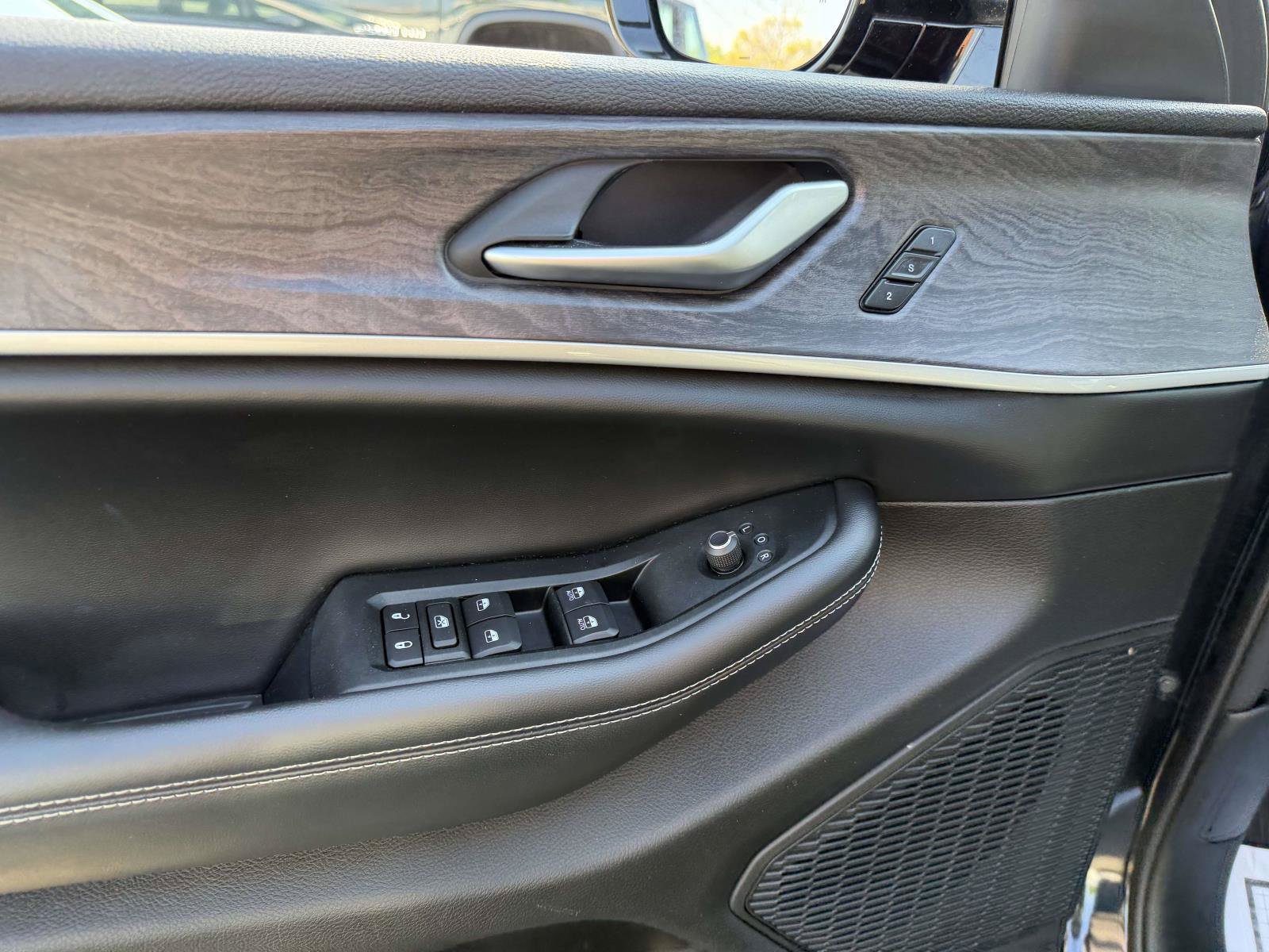 Used 2023 Jeep Grand Cherokee Limited AWD/4WD image 19