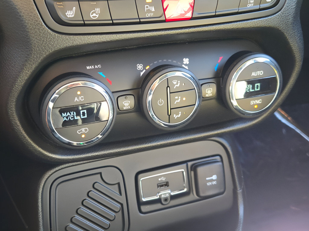 Used 2017 Jeep Renegade Limited FWD image 32
