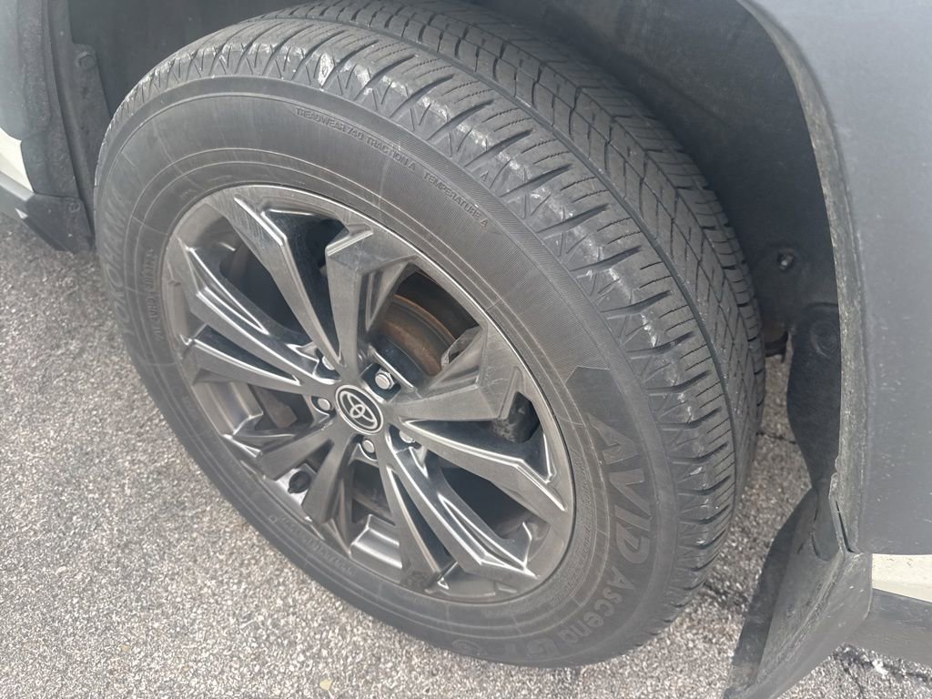 Used 2022 Toyota RAV4 XLE Premium image 8