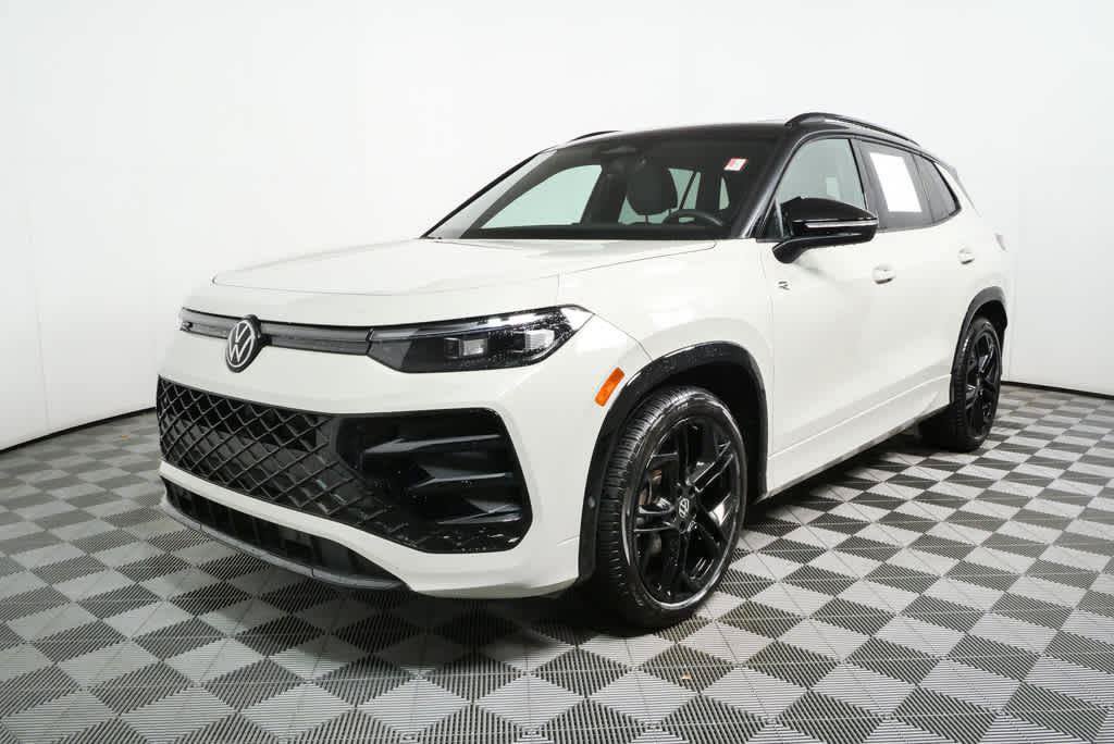 Certified 2025 Volkswagen Tiguan SE R-Line FWD image 31