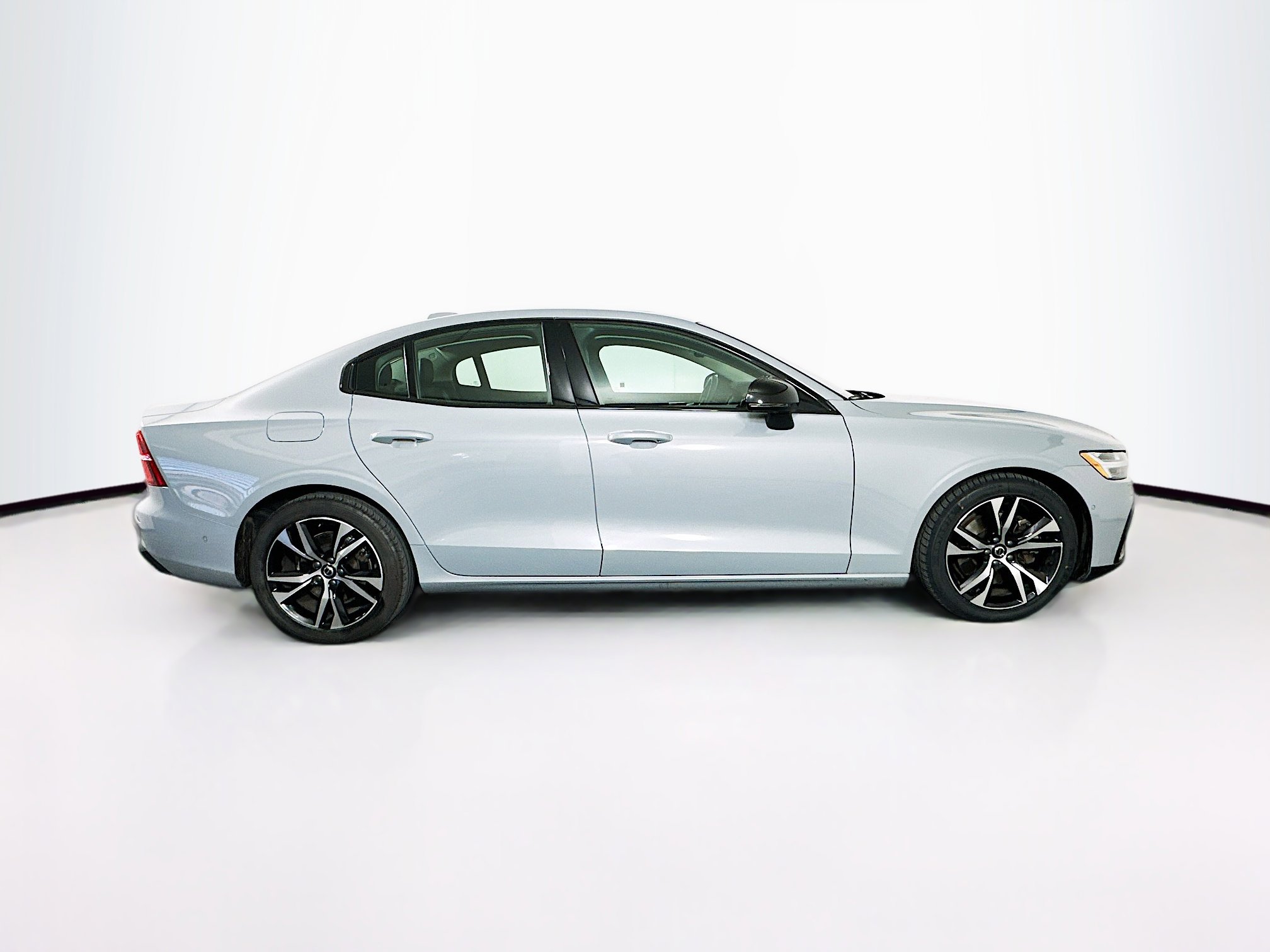 Used 2025 Volvo S60 B5 Plus image 10