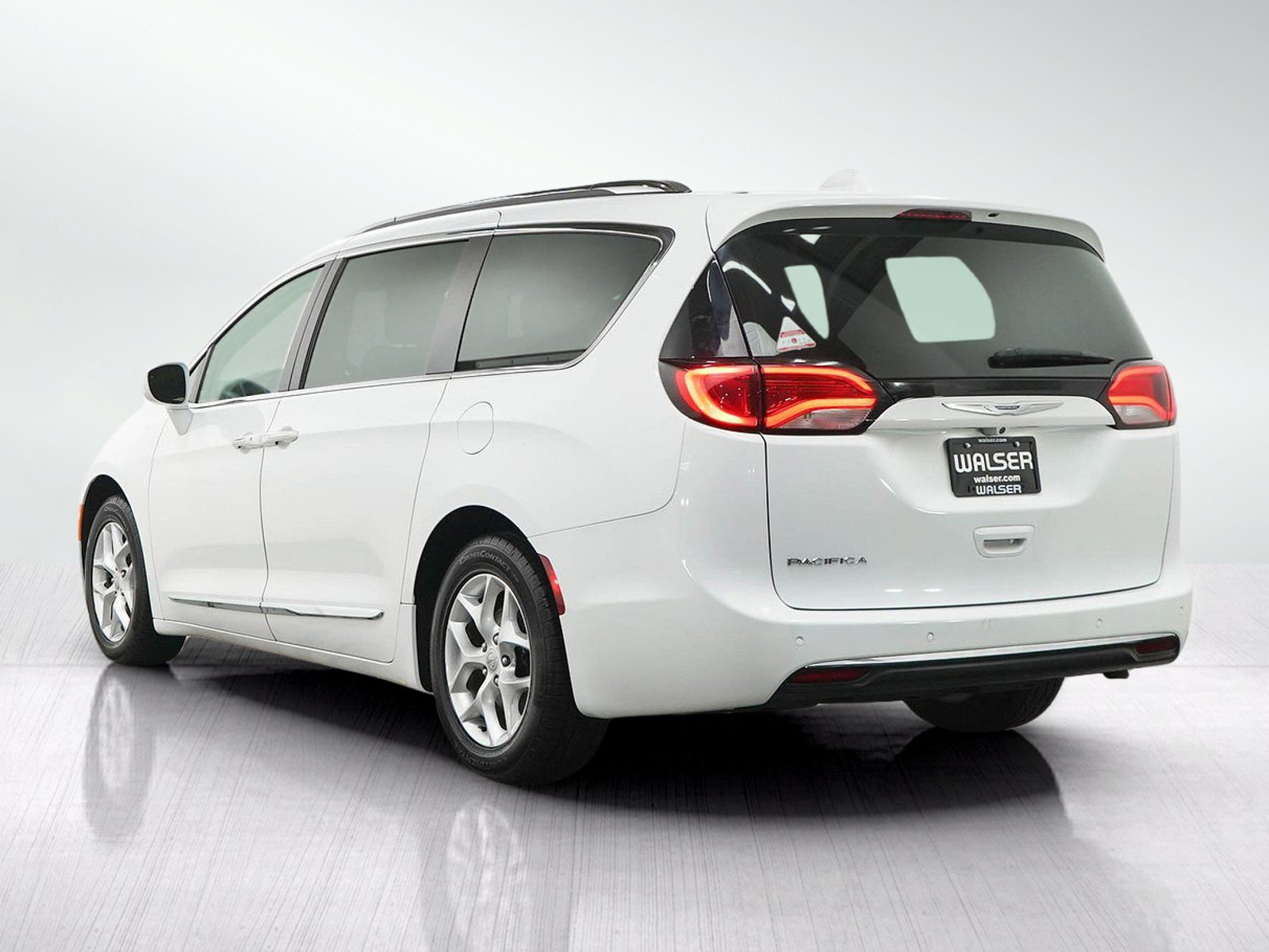Used 2018 Chrysler Pacifica Touring-L w/ Tire & Wheel Group FWD image 3