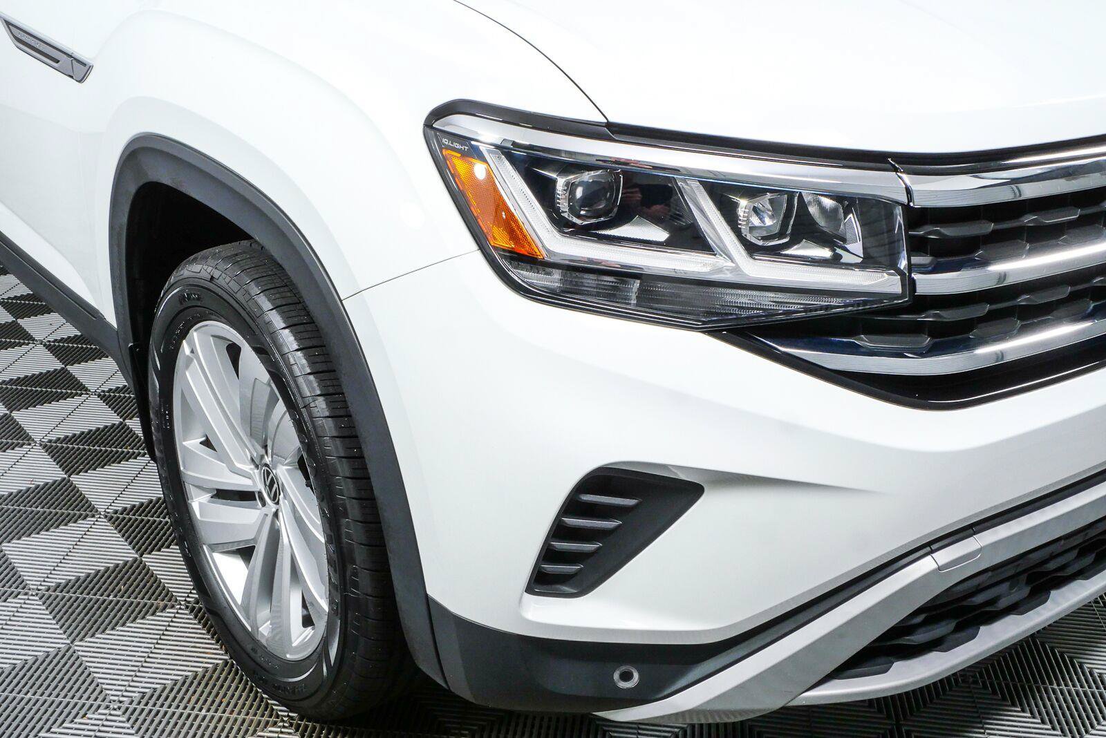 Certified 2023 Volkswagen Atlas Cross Sport SE AWD/4WD image 33