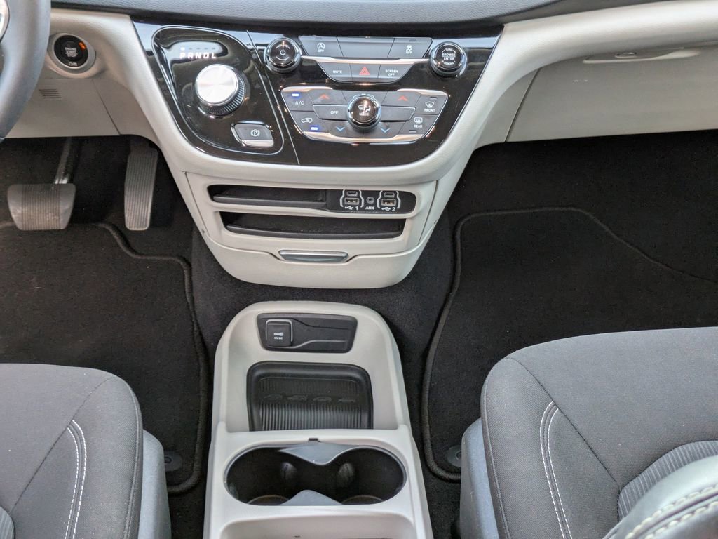 Used 2023 Chrysler Voyager LX image 20