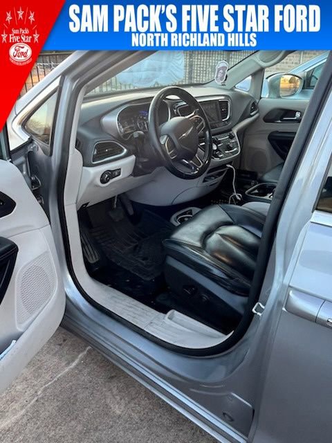 Used 2020 Chrysler Pacifica Touring-L image 2