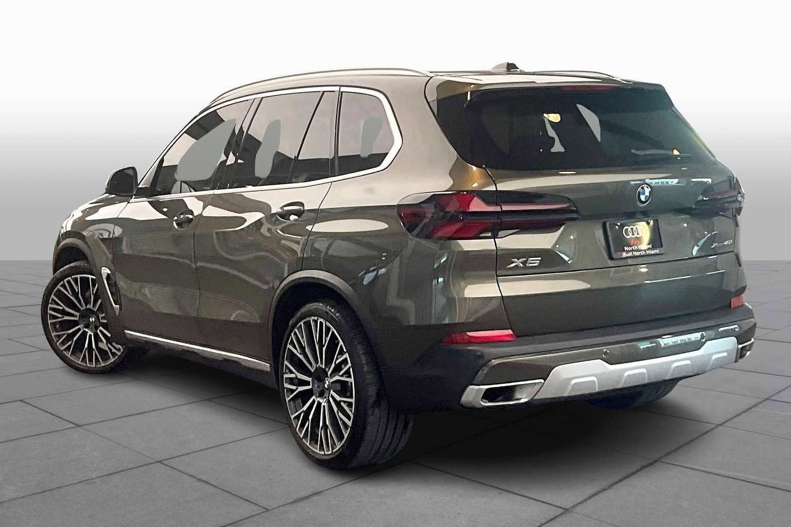 Used 2024 BMW X5 xDrive40i w/ Parking Assistance Package image 11