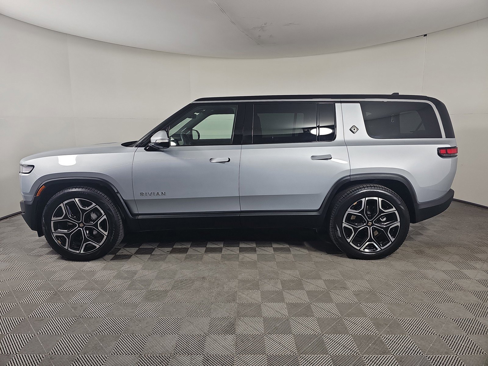 Used 2024 Rivian R1S Adventure image 2