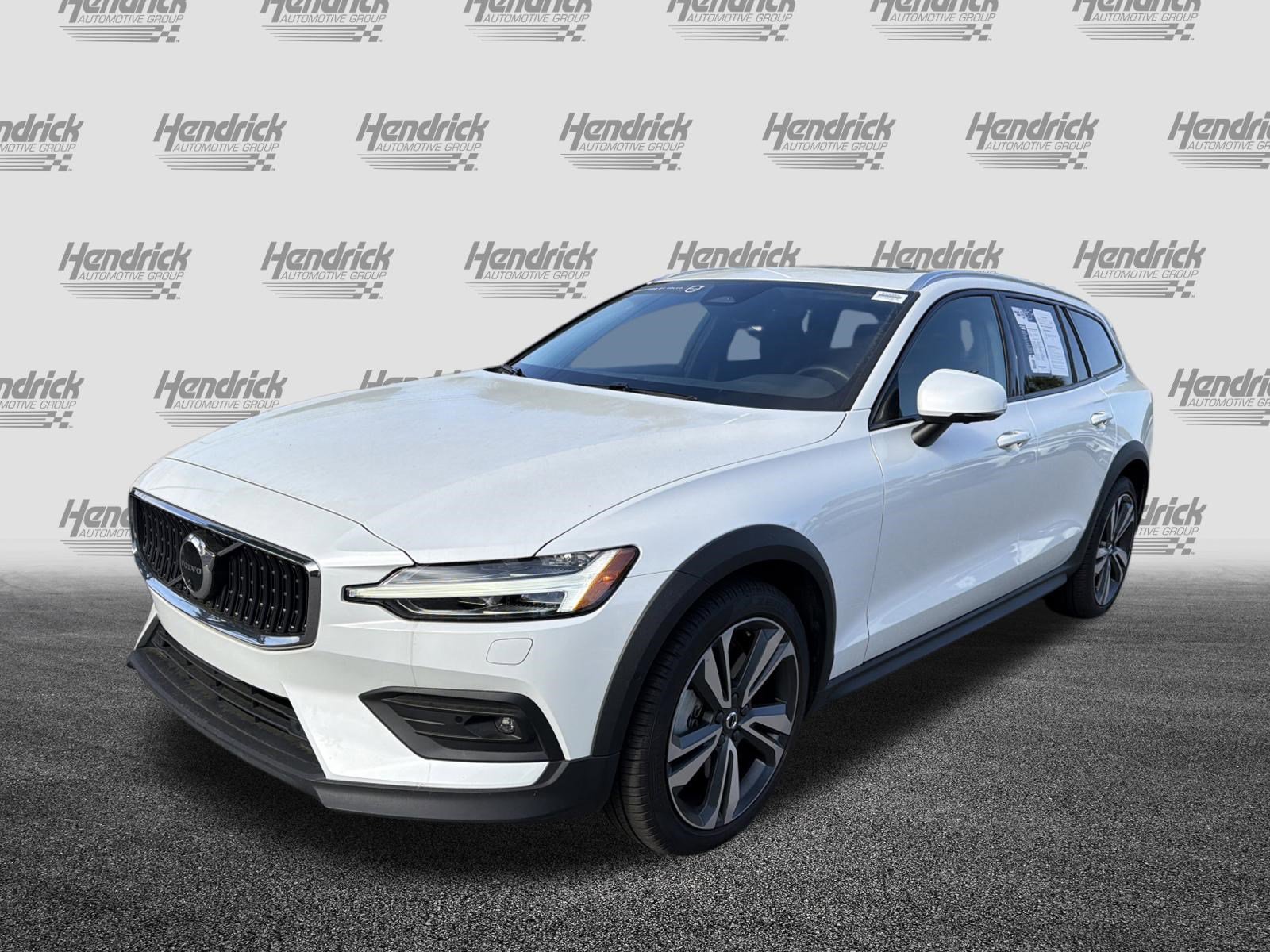 Certified 2025 Volvo V60 B5 Cross Country Plus image 5