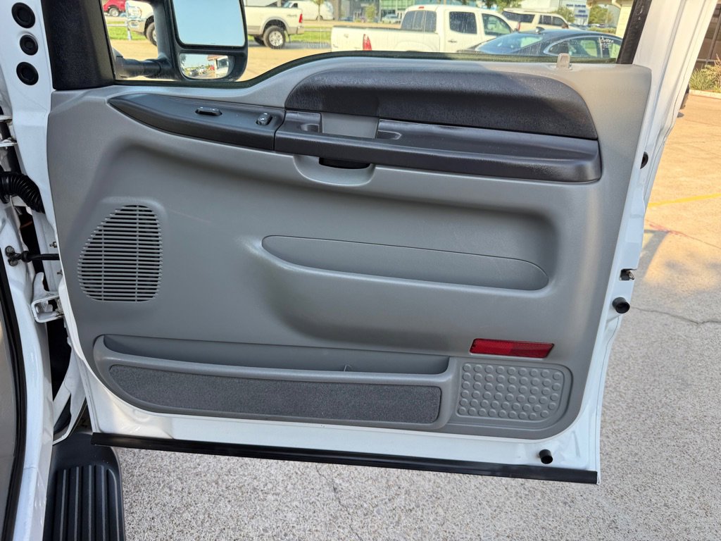 Used 2005 Ford Excursion XLT image 26