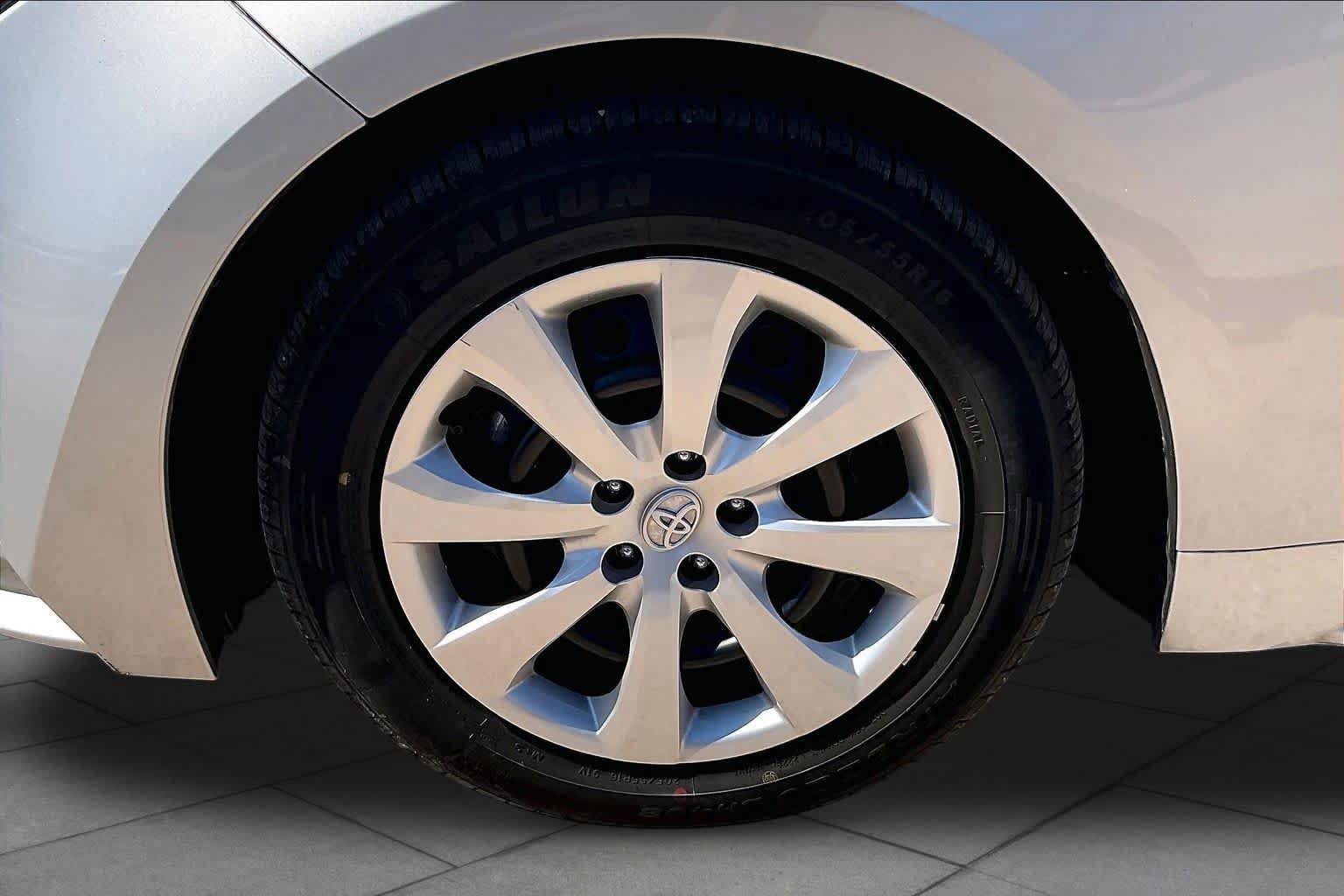 Used 2025 Toyota Corolla LE FWD image 11