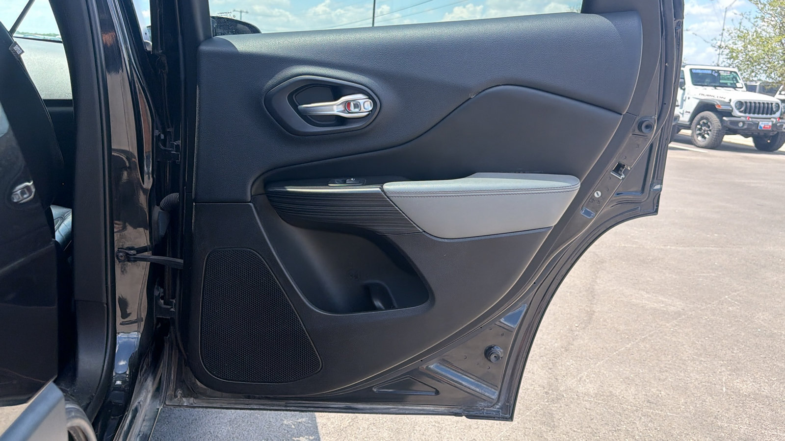 Used 2014 Jeep Cherokee Limited FWD image 17