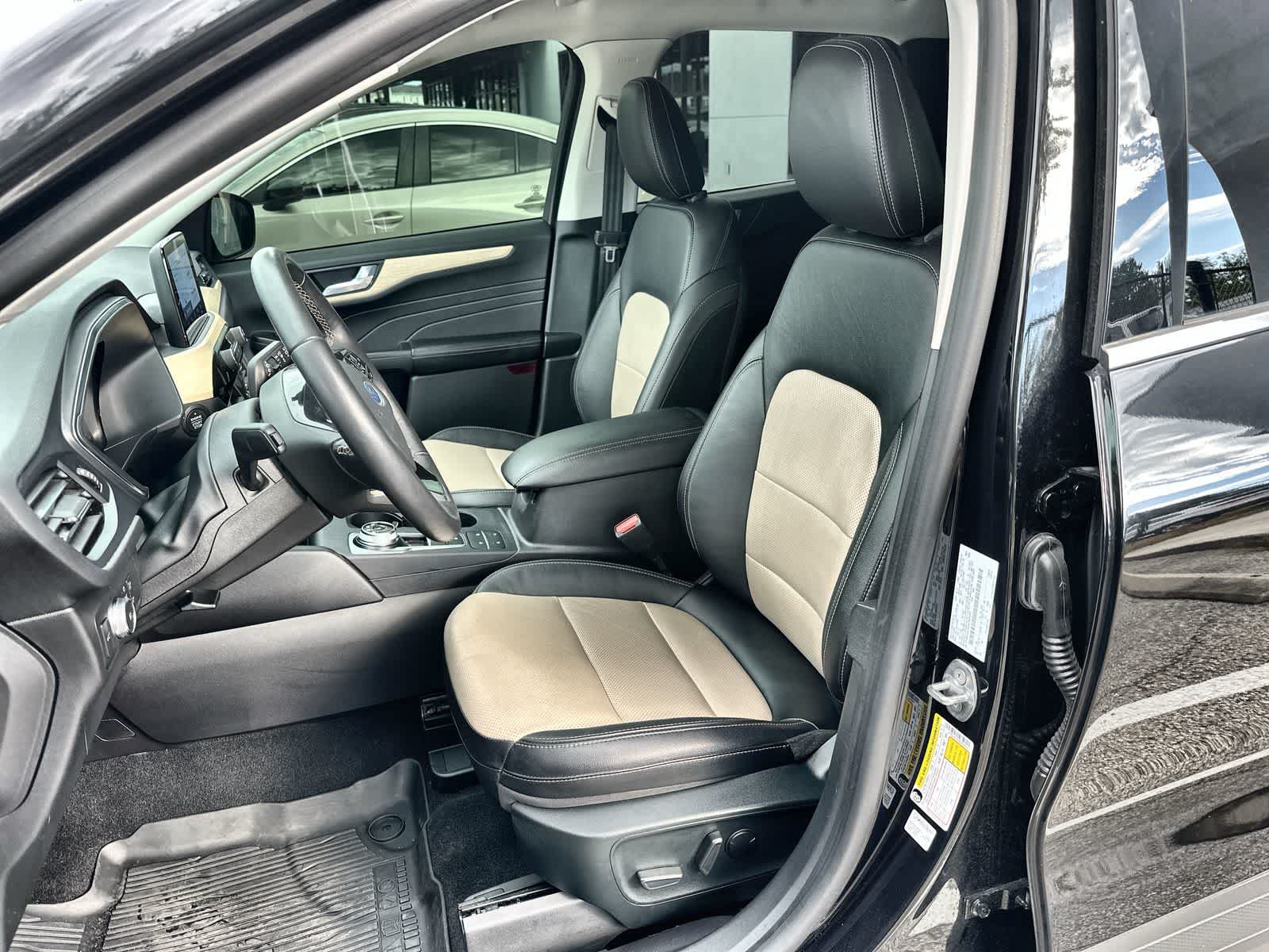 Used 2022 Ford Escape Titanium w/ Titanium Elite Package AWD/4WD image 3