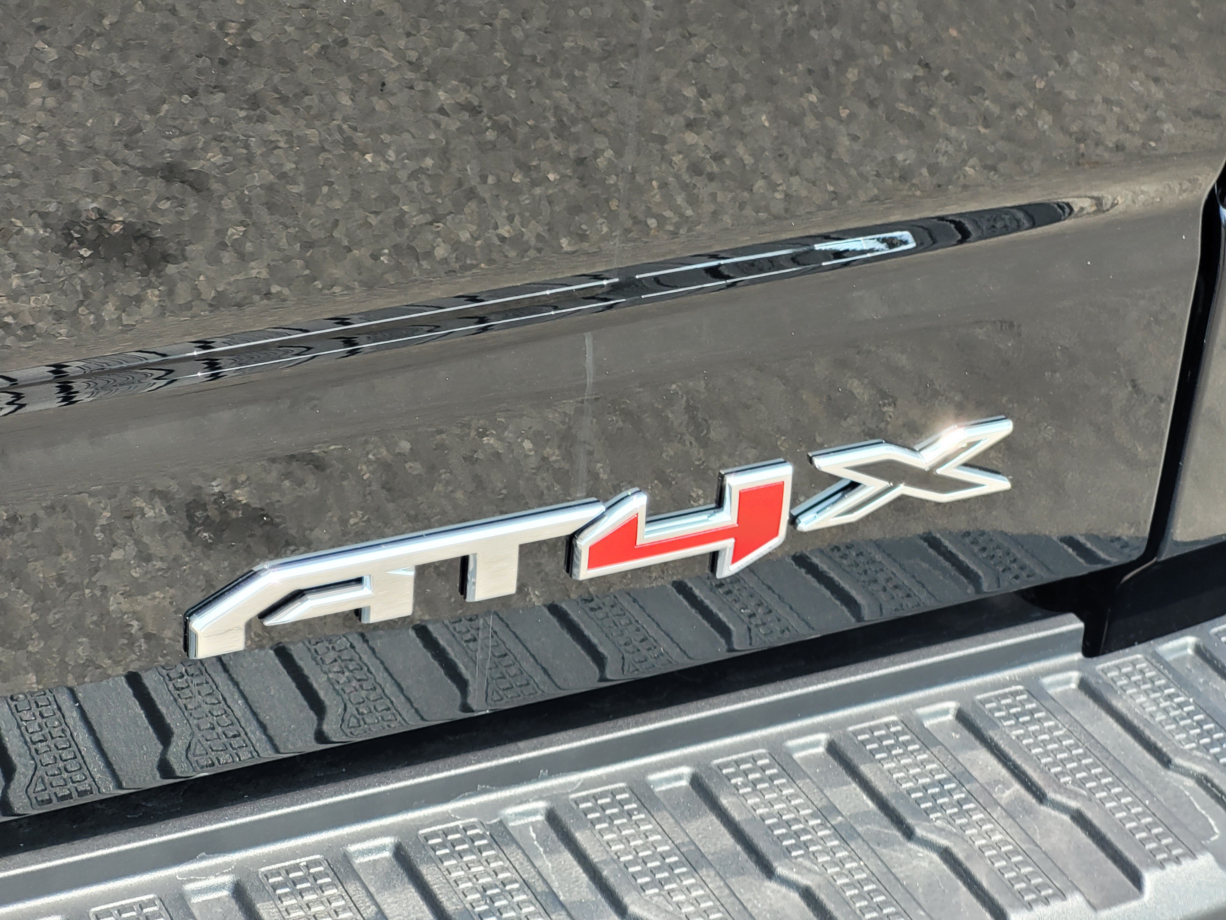 New 2026 GMC Sierra 1500 AT4X w/ LPO, Black Badging Package AWD/4WD image 8