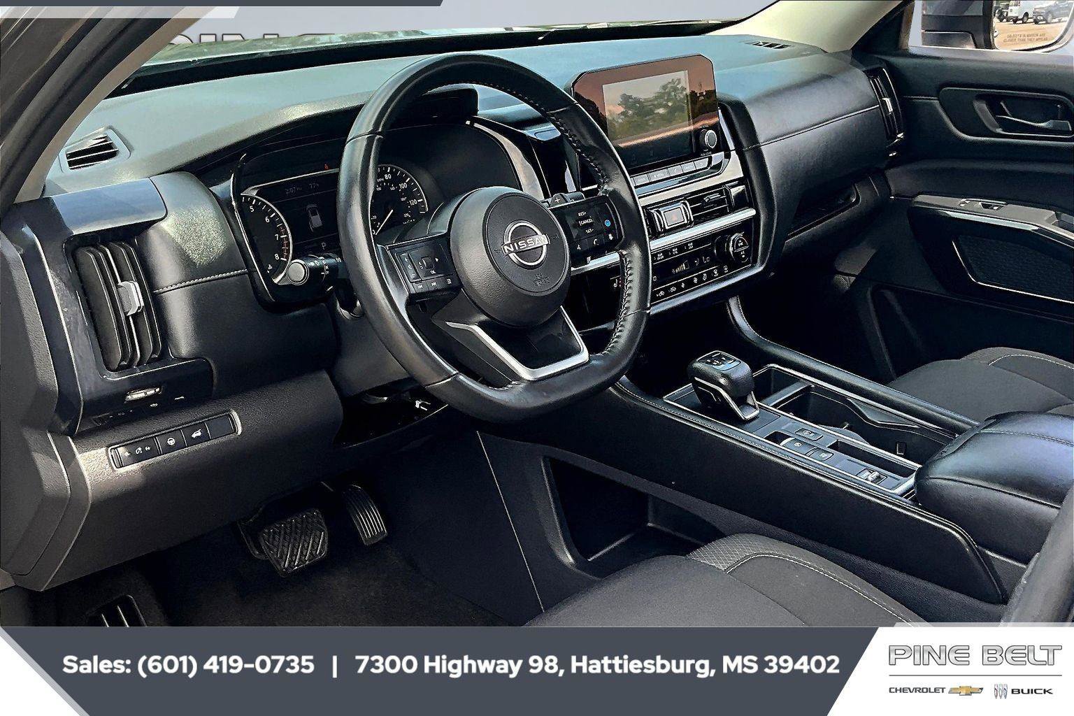 Used 2025 Nissan Pathfinder SV image 12