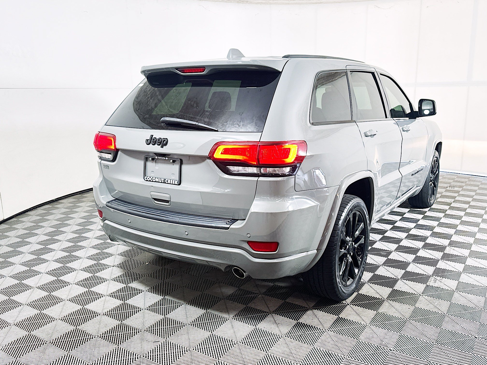 Used 2020 Jeep Grand Cherokee Altitude RWD image 3