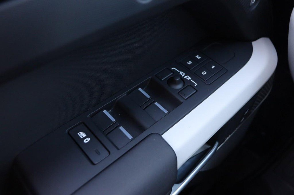 Used 2024 Land Rover Defender 110 SE image 23
