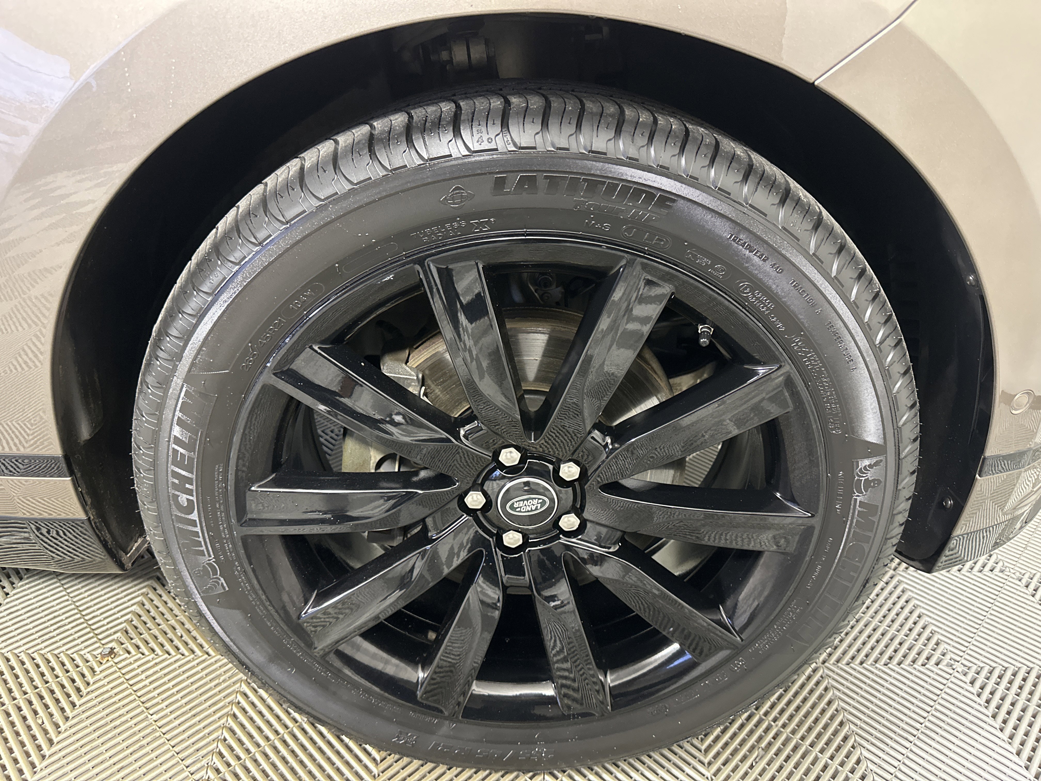 Used 2020 Land Rover Range Rover Velar R-Dynamic HSE image 27