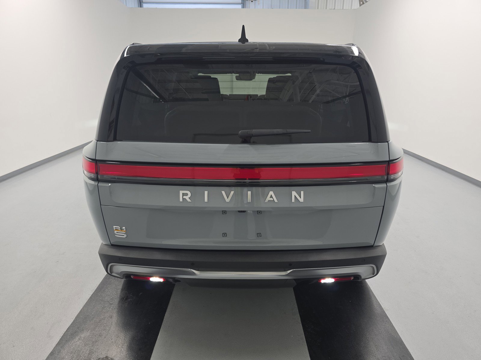 Used 2024 Rivian R1S Adventure AWD/4WD image 4