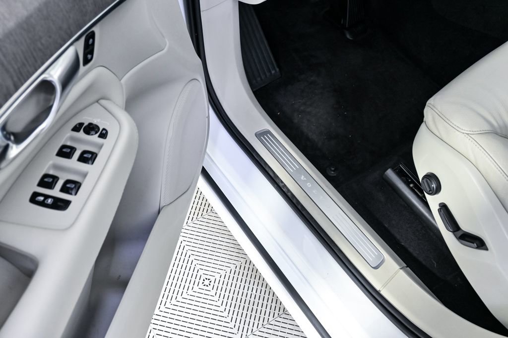 Certified 2024 Volvo XC90 B5 Plus w/ Protection Package Premier image 10