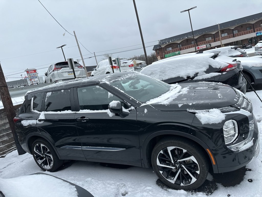 Used 2024 Mitsubishi Outlander SE image 2