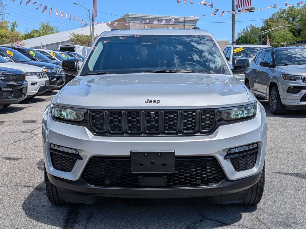 Used 2023 Jeep Grand Cherokee Limited w/ Luxury Tech Group II AWD/4WD image 3
