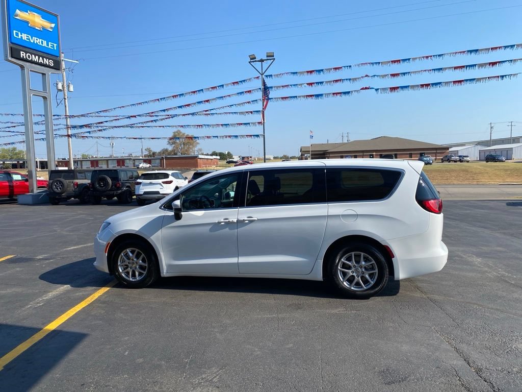 Used 2023 Chrysler Voyager LX FWD image 8