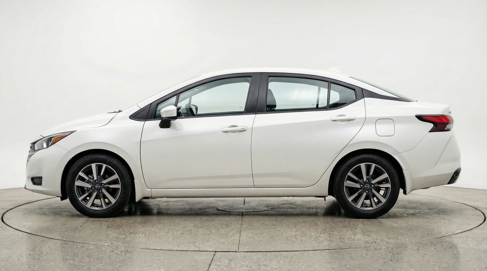 Used 2025 Nissan Versa SV image 5