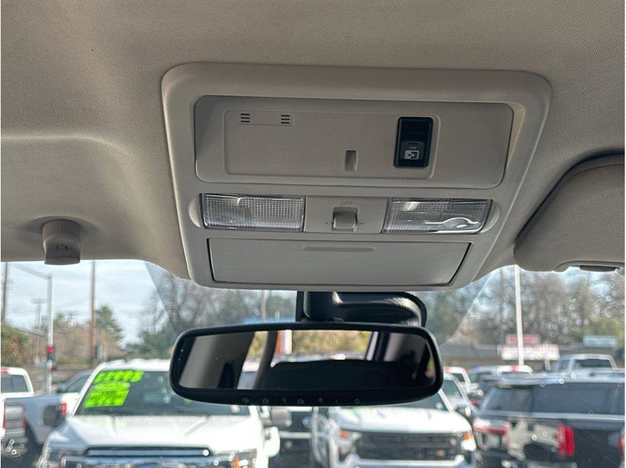 Used 2019 Nissan Titan SV w/ SV Convenience Package image 17