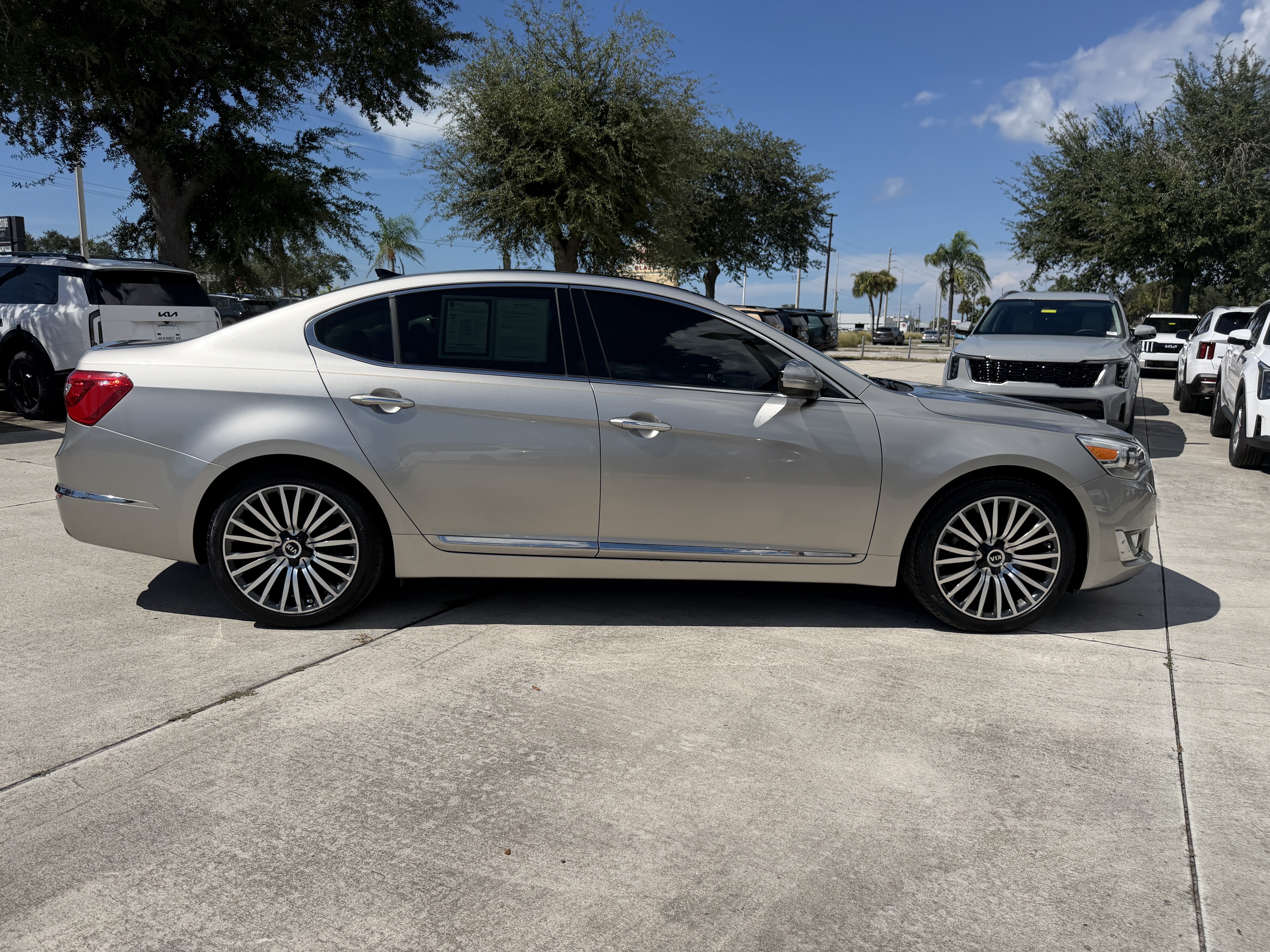 Used 2015 Kia Cadenza Premium w/ Technology Package FWD image 3