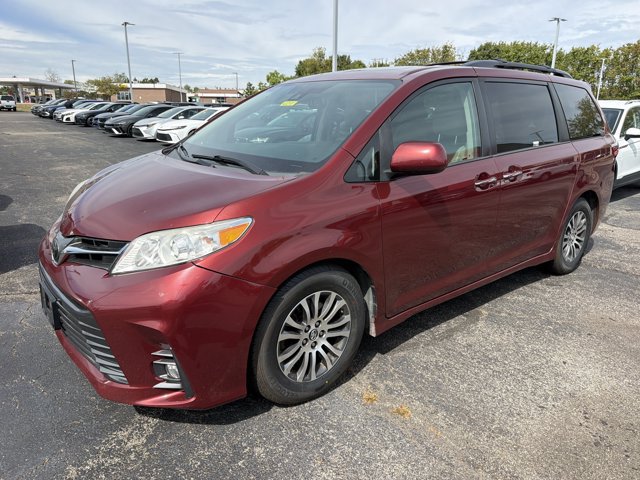 Used 2018 Toyota Sienna XLE Premium FWD image 4