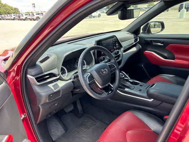 Used 2022 Toyota Highlander XSE FWD image 9