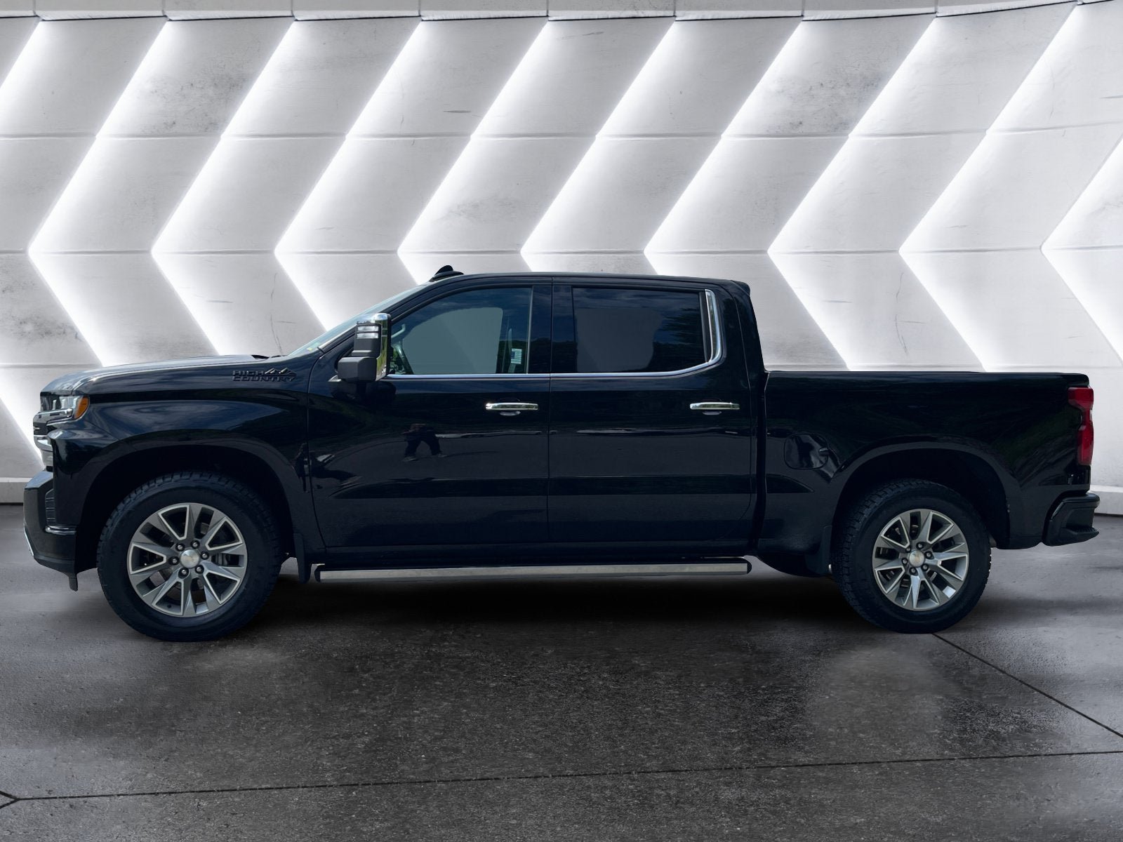 Used 2022 Chevrolet Silverado 1500 High Country w/ Technology Package AWD/4WD image 3