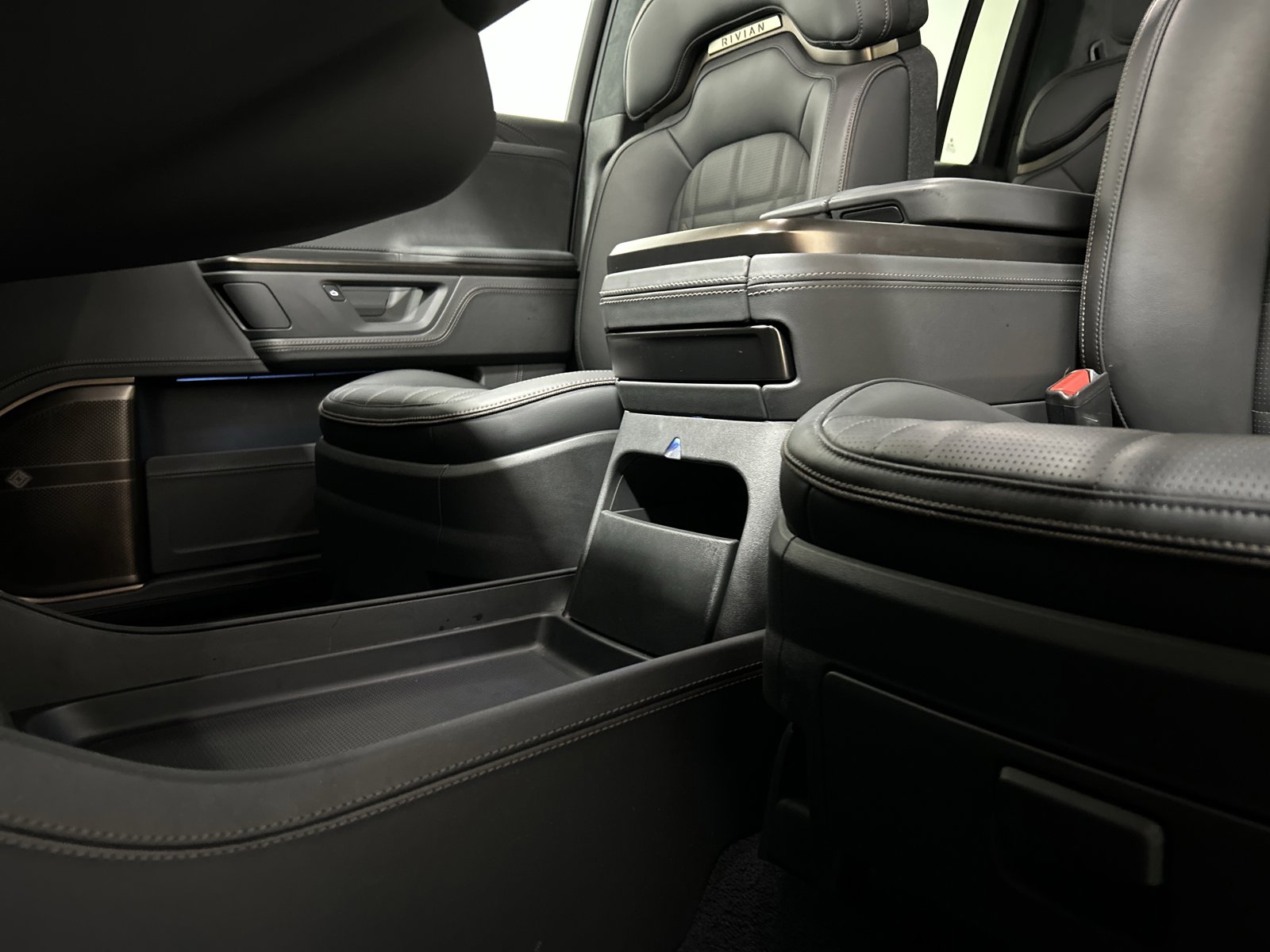 Used 2025 Rivian R1S Premium image 33